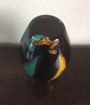 Niet of onleesbaar gesigneerd - UNIEKE ZWARTGLAZEN VAAS kopen? Bied vanaf 1!