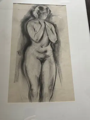 Geert Geerligs - zwart krijttekening van staand naakt met armen voor de borsten kopen? Bied vanaf 30!