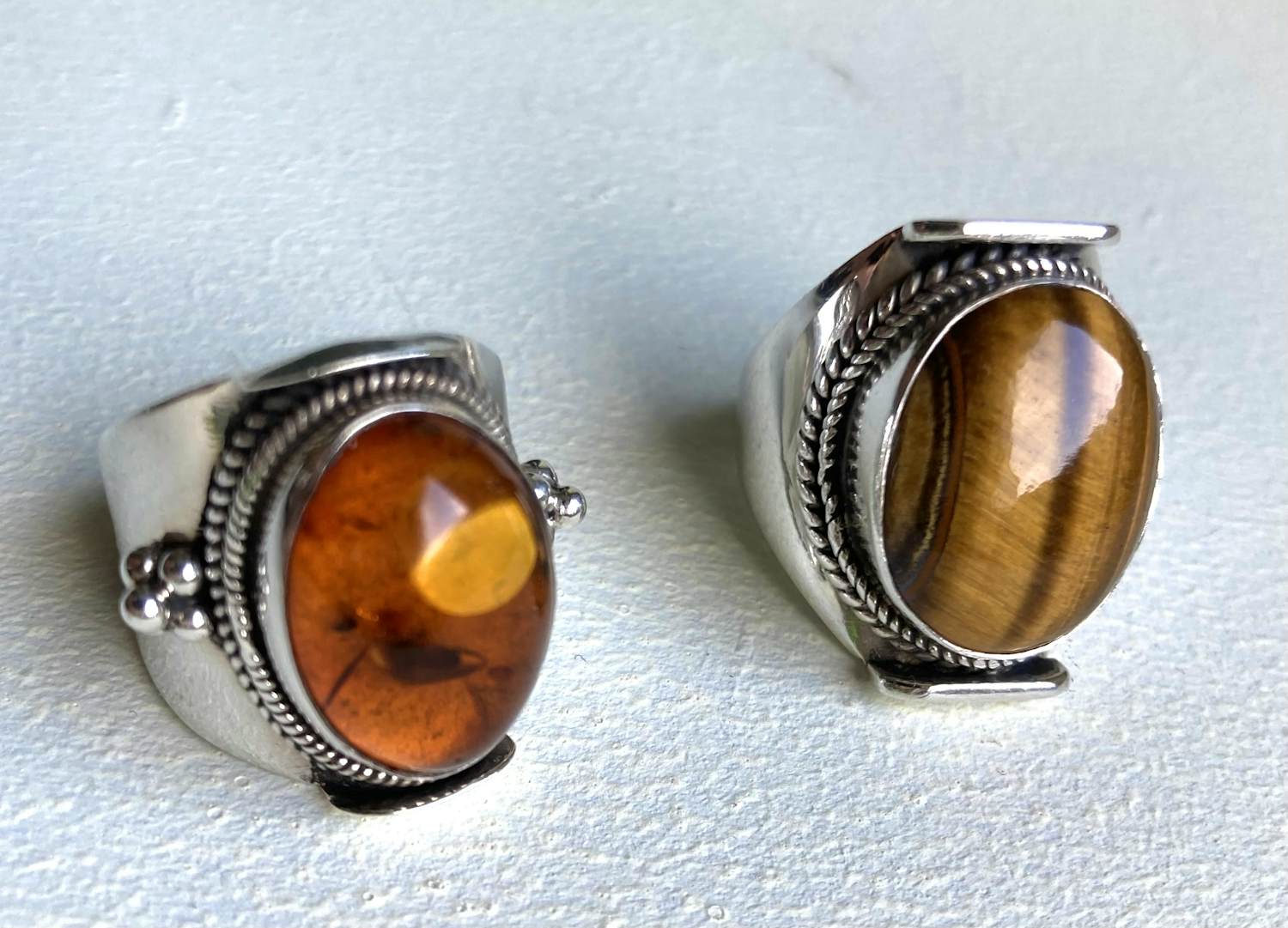 Zilver - twee 925 ringen met barnsteen en tijgeroog - 18 en 19 mm kopen? Bied vanaf 85!
