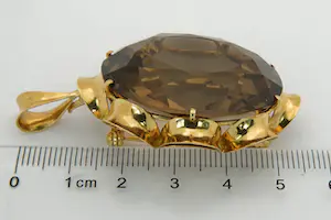 18K Goud - Klassiek 18 Krt gouden montuur met grote (ca 85ct!!) rook-kwarts edelsteen kopen? Bied vanaf 340!