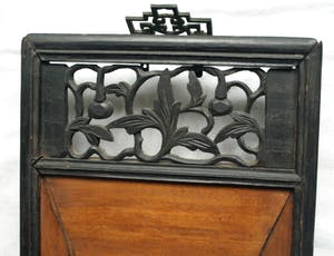 Curiosa - Keramieken tegel in gestoken houten paneel , Oosterse voorstelling kopen? Bied vanaf 1!