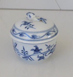 Meissen porzellan - Suikerpot met deksel in het beroemde blauw witte Zwiebelmuster decor - 1e keus kopen? Bied vanaf 35!