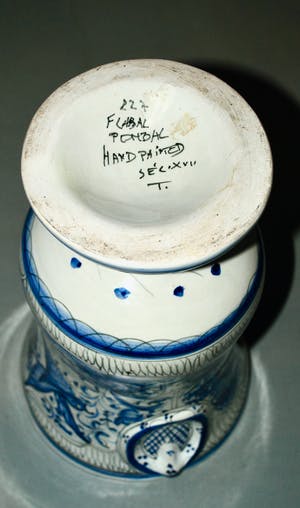 Niet of onleesbaar gesigneerd - Zeldzame oude Portugese faience majolica handgeschilderde vaas Sec XVII kopen? Bied vanaf 1!