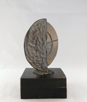 Brons (Onbekend) - Brons, Figuur tussen twee halve cirkels kopen? Bied vanaf 50!
