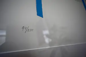 Klaas Gubbels - Litho - Rode kan op blauwe tafel Nr.94 - Geheel nieuw ingelijst kopen? Bied vanaf 550!