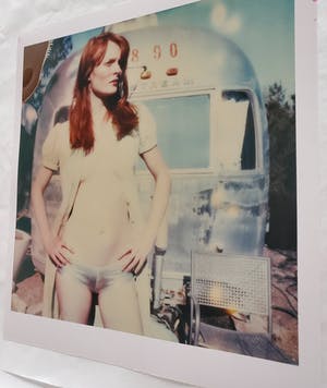 Stefanie Schneider - Daisy in front of Trailer, signiert und nummeriert kopen? Bied vanaf 300!