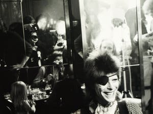 Nico Koster - David Bowie met zoon Duncan in het Amstel Hotel Amsterdam - 1973 - ingelijst kaufen? Bieten Sie von 150!