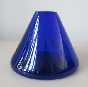 Niet of onleesbaar gesigneerd - Drie blauwe vintage glazen vazen kopen? Bied vanaf 1!