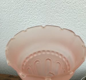 Niet of onleesbaar gesigneerd - Espaivet, Art Deco roze gesatineerd glazen vaas kopen? Bied vanaf 10!