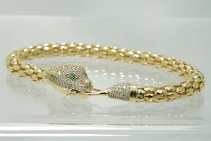 Acheter64 - 18 karaats geelgouden panter armband met groene ogen? Enchérissez de 850!