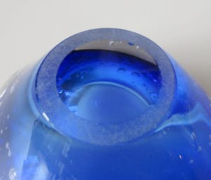 Floris Meydam - Serica asbak of kom blank en blauw glas met luchtbellen kopen? Bied vanaf 30!