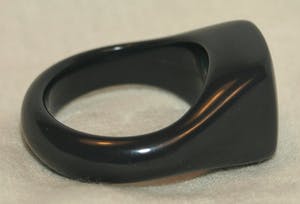 Juul Jacobs - Ring van polyester met computerchip – 2003 - Tussen Kunst en Kitsch kopen? Bied vanaf 75!