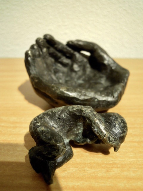 Astrid Veldhuyzen-Koppen - Prachtig gesigneerd beeldje van baby in 2 handen. kopen? Bied vanaf 45!