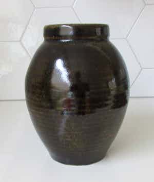 Niet of onleesbaar gesigneerd - Studio Keramische vaas met bruin-groen glanglazuur gesigneerd RD verkocht voor € 10!