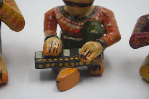 Niet of onleesbaar gesigneerd - Houten Muzikanten Standbeelden, Handgeschilderde Rajasthani traditionele zittend kopen? Bied vanaf 1!