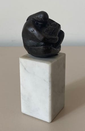 Niet of onleesbaar gesigneerd - Bronzen beeldje moeder met baby - gesigneerd kopen? Bied vanaf 1!