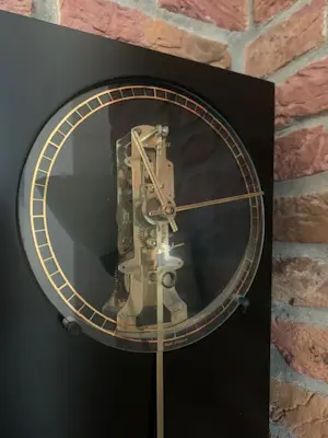 Jan des Bouvrie - Zwarte Hangklok met open uurwerk kopen? Bied vanaf 150!
