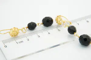 16 - Fraaie set 18 krt gouden oorsieraden - met facetgeslepen zwarte stenen kopen? Bied vanaf 185!