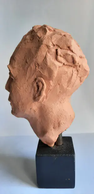 Niet of onleesbaar gesigneerd - Portret in klei kopen? Bied vanaf 1!