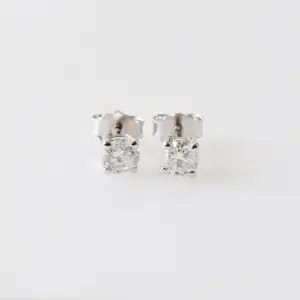 Diamanten oorknopjes kaufen? Bieten Sie von 850!