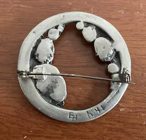 Eivind Hillestad - Vintage ‘70s handgemaakte tinnen broche kopen? Bied vanaf 28!
