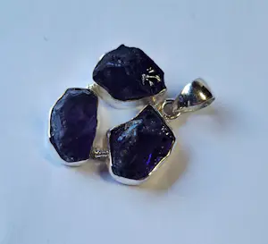 Nieuw een ruwe hanger met Amethist in zijn natuurlijke, onbewerkte vorm kopen? Bied vanaf 80!