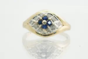123 - Aparte ruitvormige 14krt geelgouden ring met diamant en safiertjes kaufen? Bieten Sie von 145!