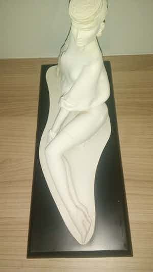 Niet of onleesbaar gesigneerd - Dame zittend op de grond verkocht voor € 1!