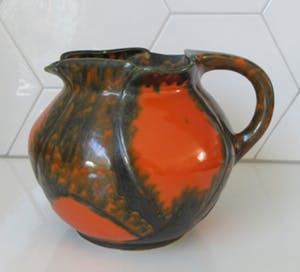 Arnhemsche Fayencefabriek - Twee oranje zwarte art deco vazen - Klaas Vet kaufen? Bieten Sie von 10!