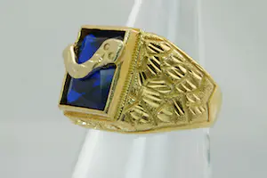 23- Mooi bewerkte 18 krt gouden "slangen" ring - met gefacetteerde blauwe steen kopen? Bied vanaf 370!