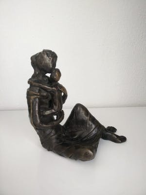 Inka Klinckhard - "Moeder zittend met kind in haar armen". kopen? Bied vanaf 150!