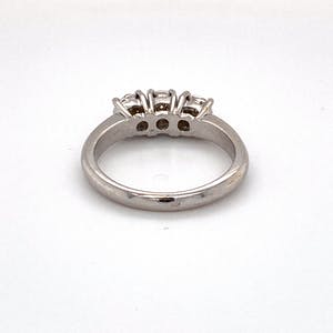 18K Goud - witgouden ring met 3 diamantclusters. maat 55,5(17,5) 5,46gr kopen? Bied vanaf 340!