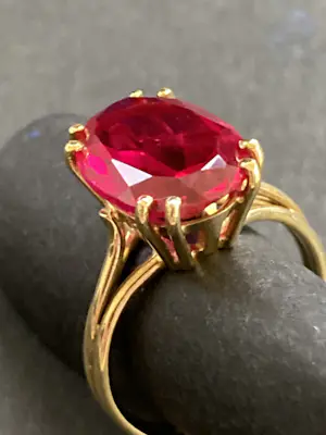 18 karaats geelgouden ring met een ovaal gefacet geslepen synthetisch robijn kopen? Bied vanaf 225!