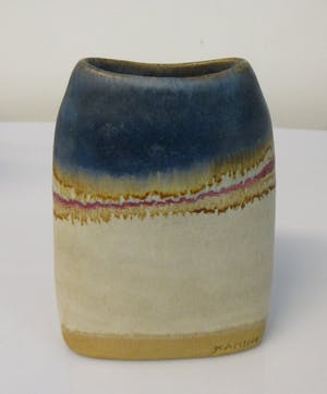 Niet of onleesbaar gesigneerd - Ovaal Studio aardewerk vaasje van Kamini uit Griekenland kopen? Bied vanaf 1!