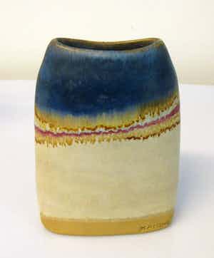 Niet of onleesbaar gesigneerd - Ovaal Studio aardewerk vaasje van Kamini uit Griekenland verkocht voor € 1!