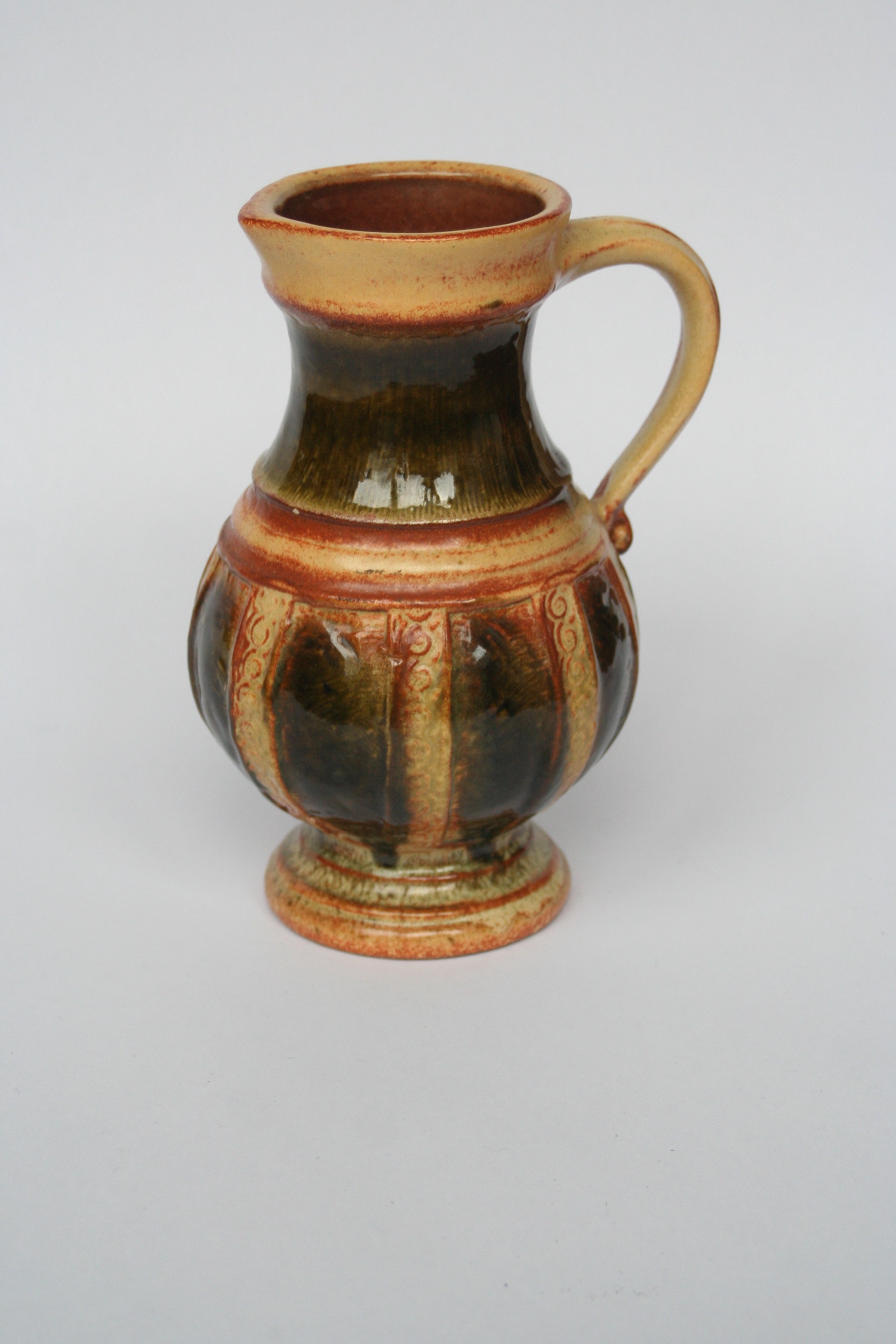 Niet of onleesbaar gesigneerd - Vaasje of schenkkan - handgemaakt - model 1830/18 verkocht voor € 1!