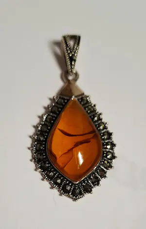 Nieuwe vintage teardrop-hanger met gouden amber en marcasiet kopen? Bied vanaf 65!