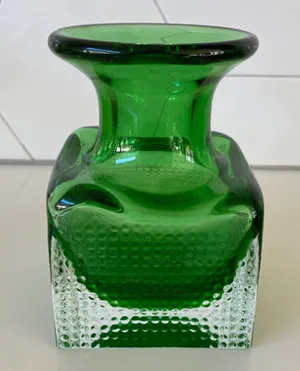 Niet of onleesbaar gesigneerd - Groene dubbelwandige glazen noppen vaas kopen? Bied vanaf 1!