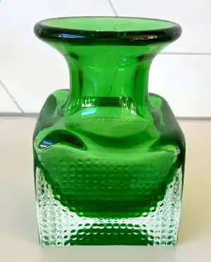 Niet of onleesbaar gesigneerd - Groene dubbelwandige glazen noppen vaas verkocht voor € 1!