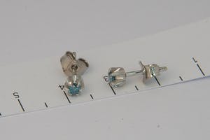 2505- Exclusieve set 18 krt witgouden oorstekers - ca. 0.15 ct BLAUW diamant kopen? Bied vanaf 110!