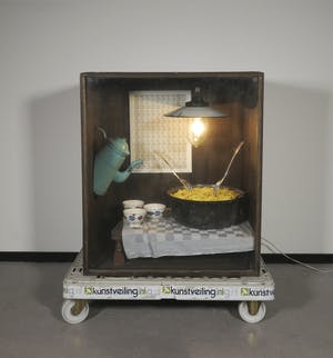 Harry Heyink - Voorstelling in houten box met lamp: De frieteters (naar Vincent van Gogh) (Groot) kopen? Bied vanaf 1!