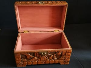 Curiosa - Antiek handgesneden houten kistje kopen? Bied vanaf 1!