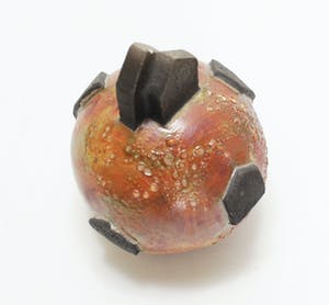 Niet of onleesbaar gesigneerd - 2 x studiokeramiek - 'Bollen' kopen? Bied vanaf 1!