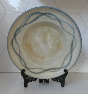 Niet of onleesbaar gesigneerd - Hugo Onsted - Grote kunst keramische schotel kopen? Bied vanaf 1!