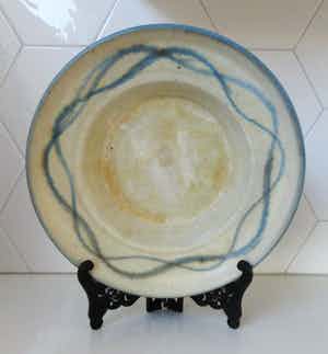 Niet of onleesbaar gesigneerd - Hugo Onsted - Grote kunst keramische schotel verkocht voor € 1!