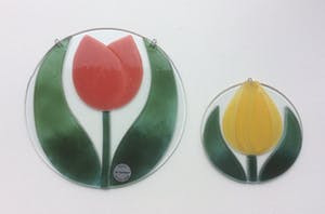 Niet of onleesbaar gesigneerd - TWEE GLAZEN RAAMHANGERS MET TULP kopen? Bied vanaf 1!