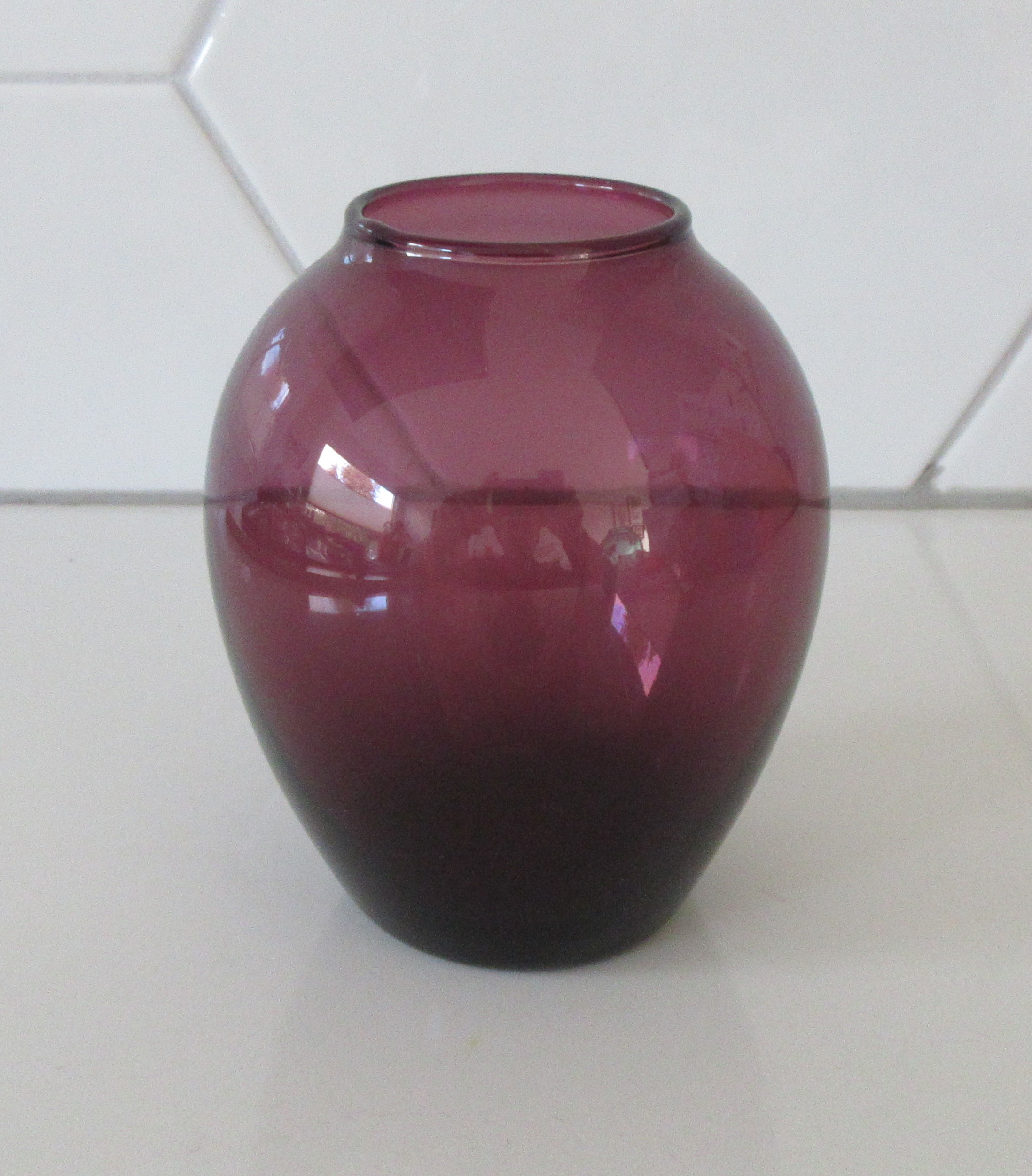 Niet of onleesbaar gesigneerd - Mooi zeegroen en amethyst kleurige glazen vaasjes kopen? Bied vanaf 1!