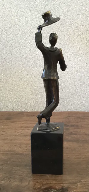 Brons (Onbekend) - Rob Verhoeven, Beeld Man zwaaiend met hoed, Gesigneerd kopen? Bied vanaf 45!