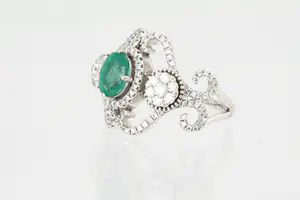 34 - Prachtige BWGG witgouden dames ring met diamant en ovalen smaragd. kopen? Bied vanaf 330!