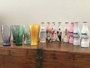 AcheterJean Paul Gaultier - Marc Jacobs, Karl Lagerfeld design flessen en Coca Cola glazen? Enchérissez de 1!